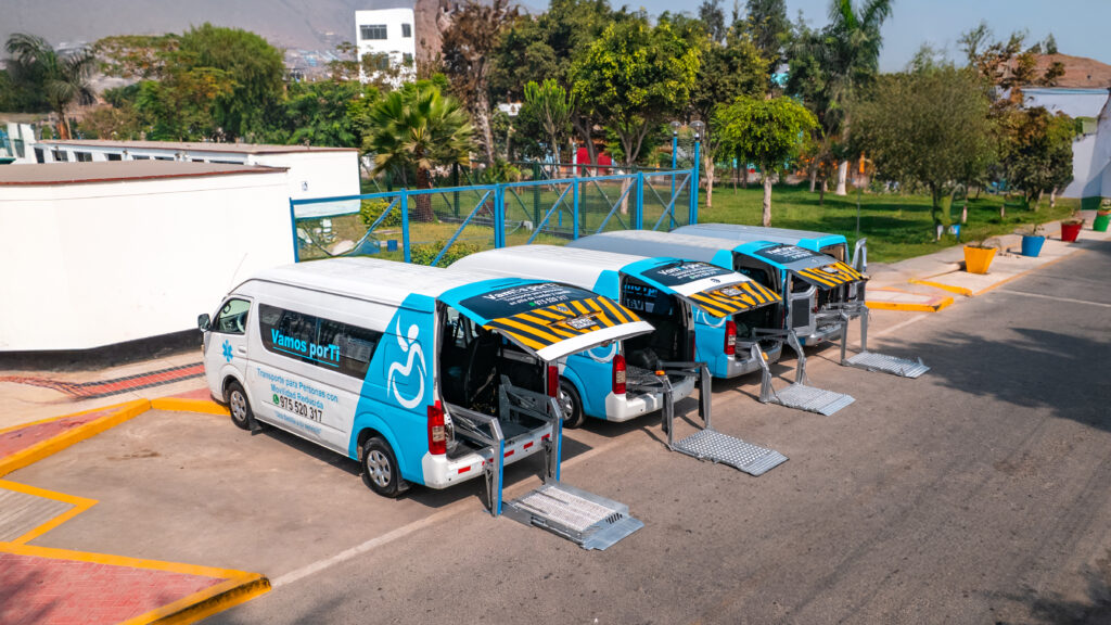 vamos_accesible_vamos_por_ti Personal de Vamos Accesible asistiendo con paciencia y confianza a un adulto mayor para ingresar al vehículo de transporte en Lima