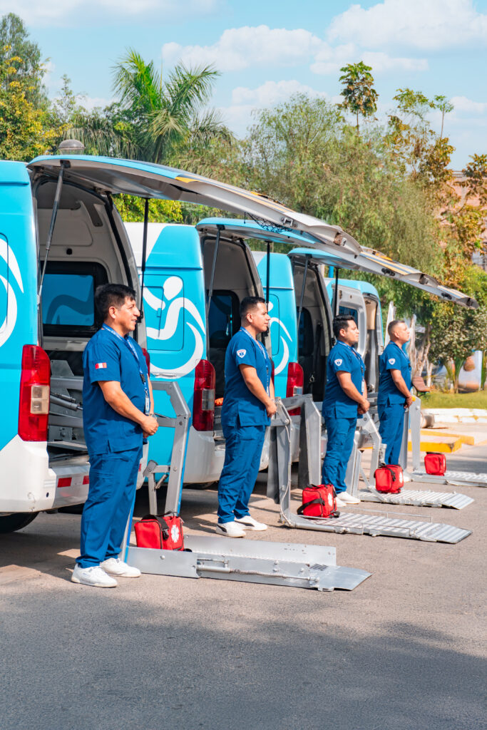 Equipo de conductores profesionales de Vamos Accesible en Lima, capacitados en seguridad y trato amable para el transporte de personas con movilidad reducida