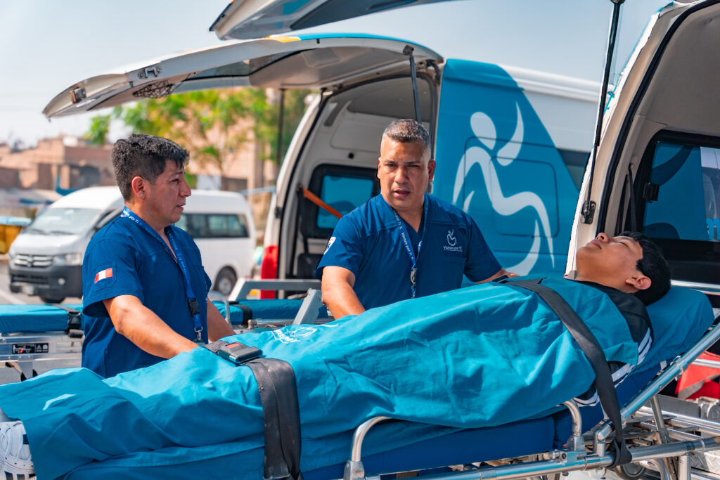 Personal de Vamos Accesible ayudando a trasladar paciente con movilidad limitada con total confianza y seguridad.