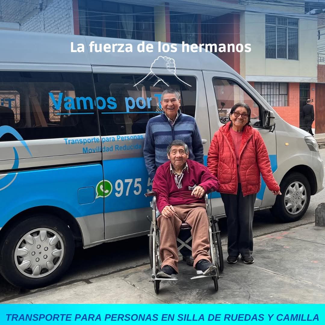 Pasajero con equipaje y silla de ruedas subiendo cómodamente a la unidad de transporte en el aeropuerto.