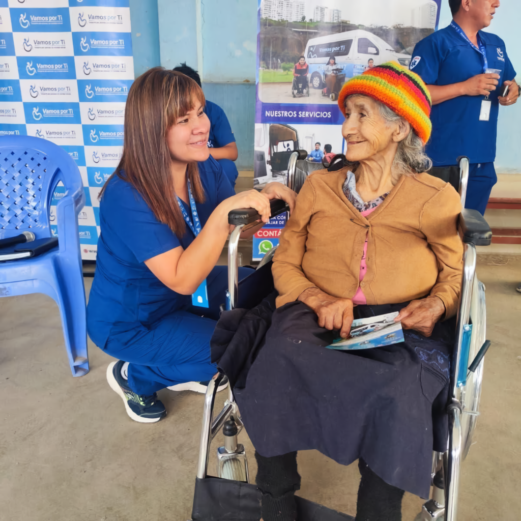 donacion-silla-de-ruedas-para-personas-adulto-mayor asistiendo con amabilidad a un adulto mayor para ingresar al vehículo de transporte seguro.