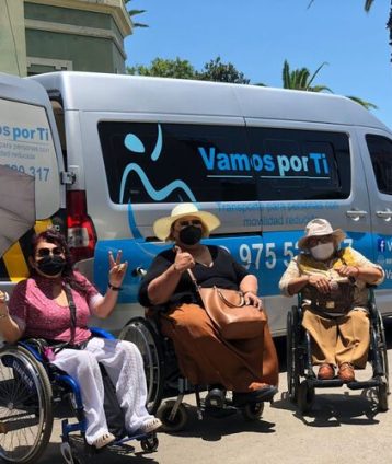 usuarios-silla-de-ruedas-afuera-de-la-unidad-de-vamos-por-ti-