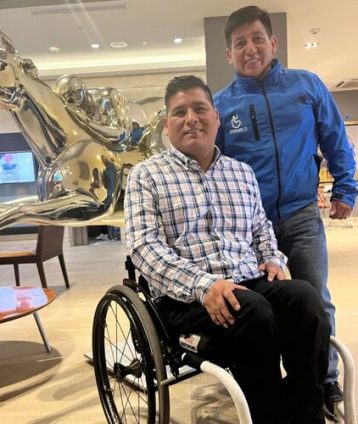 usuarios-silla-de-ruedas-afuera-de-la-unidad-de-vamos-por-ti-Alan-Cooper