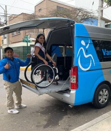 usuarios-silla-de-ruedas-afuera-de-la-unidad-de-vamos-por-ti-Miss-Wheelchair x